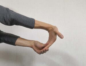 手の屈筋ストレッチ2